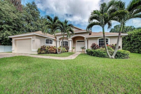 Exquisite modern home with pool - 10 min to beach
